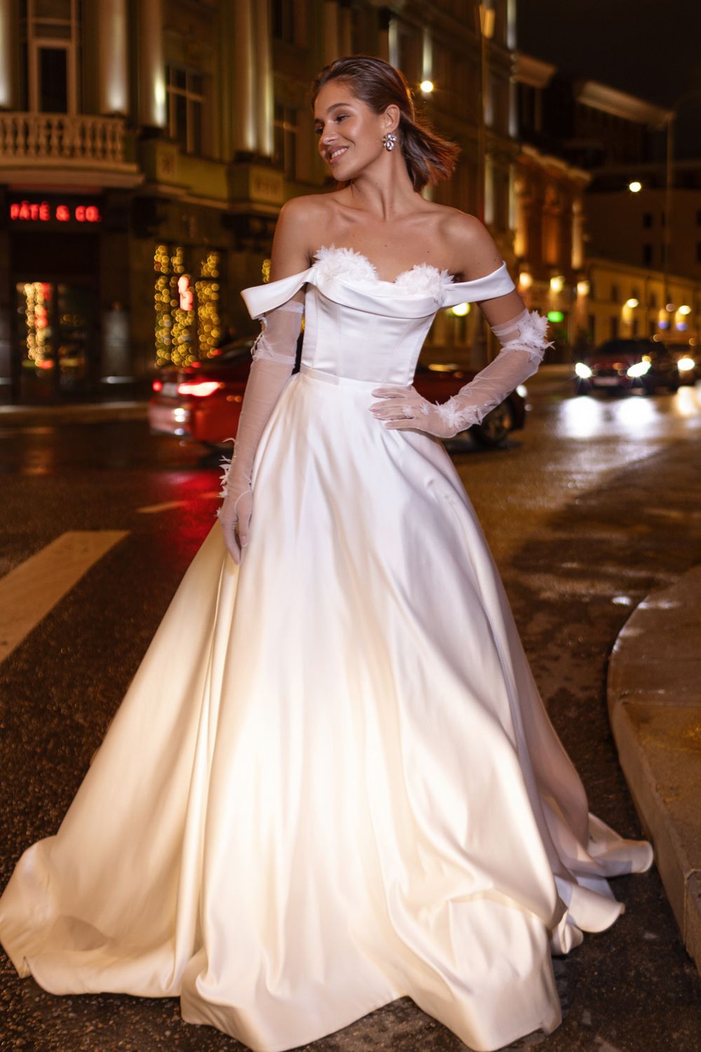 Атласное свадебное платье: подбираем идеальный наряд для невесты