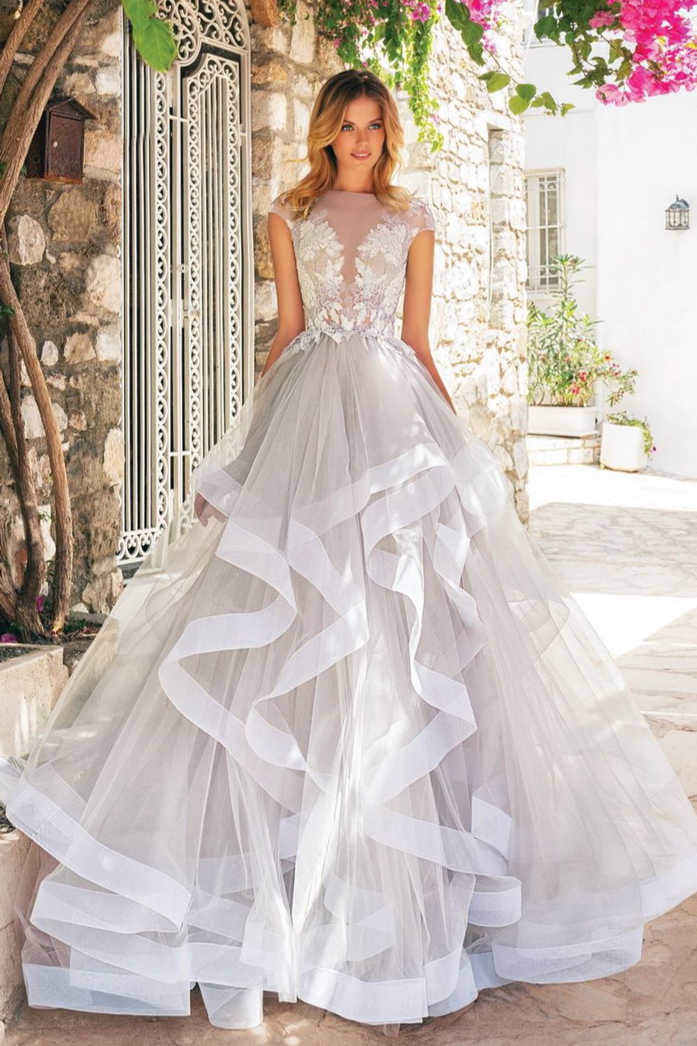 Свадебное платье воланами